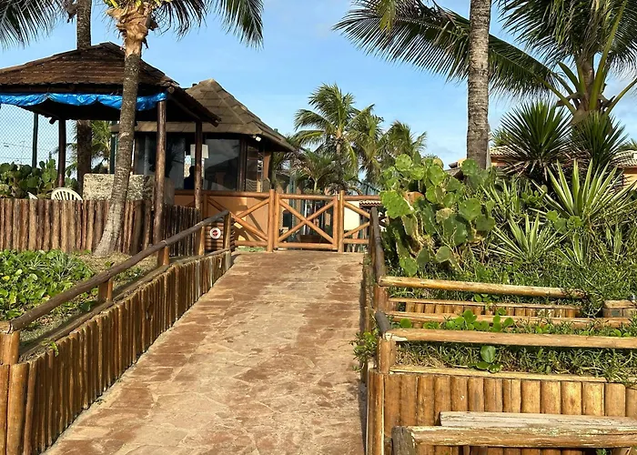 Flat Guarajuba 4 Quartos Terreo A Beira Mar - Pe Na Areia - Governanca Com Arrumadeira E Wi Fi Inclusos