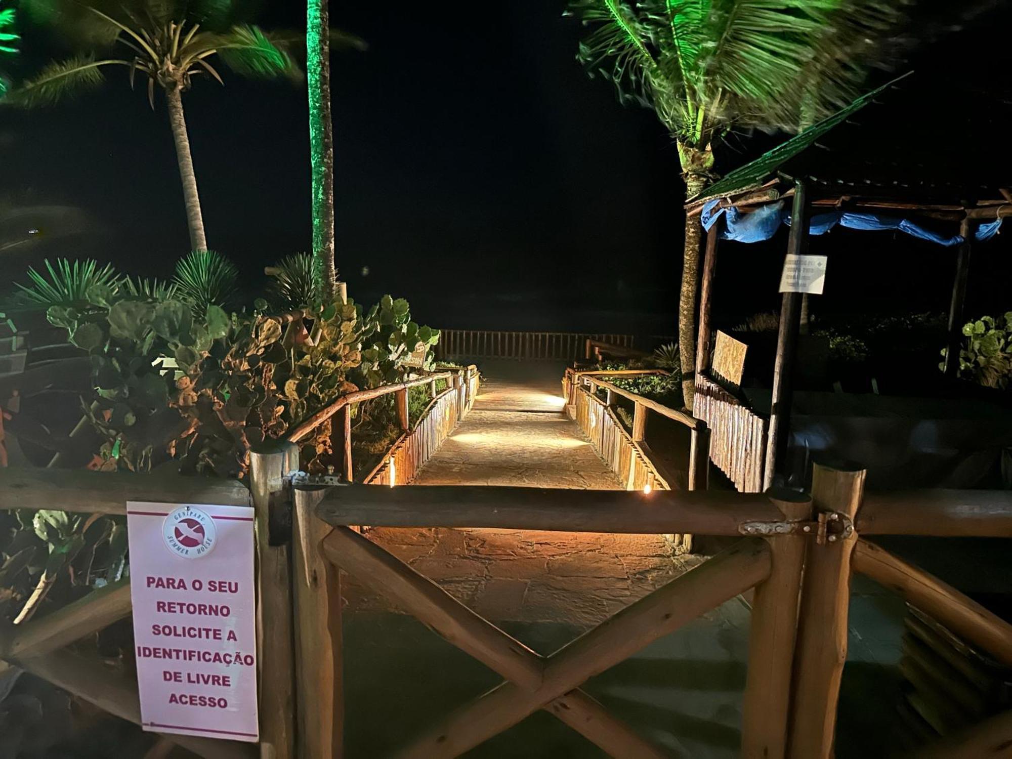 Apartment Flat Guarajuba 4 Quartos Terreo A Beira Mar - Pe Na Areia - Governanca Com Arrumadeira E Wi Fi Inclusos