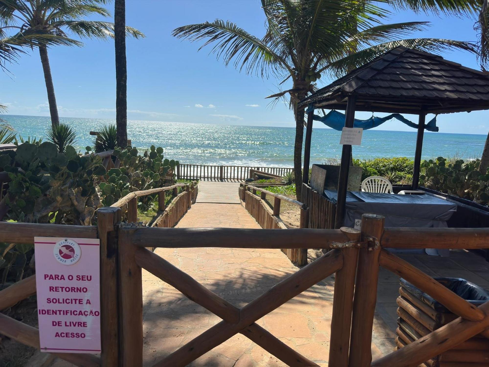 Flat Guarajuba 4 Quartos Terreo A Beira Mar - Pe Na Areia - Governanca Com Arrumadeira E Wi Fi Inclusos