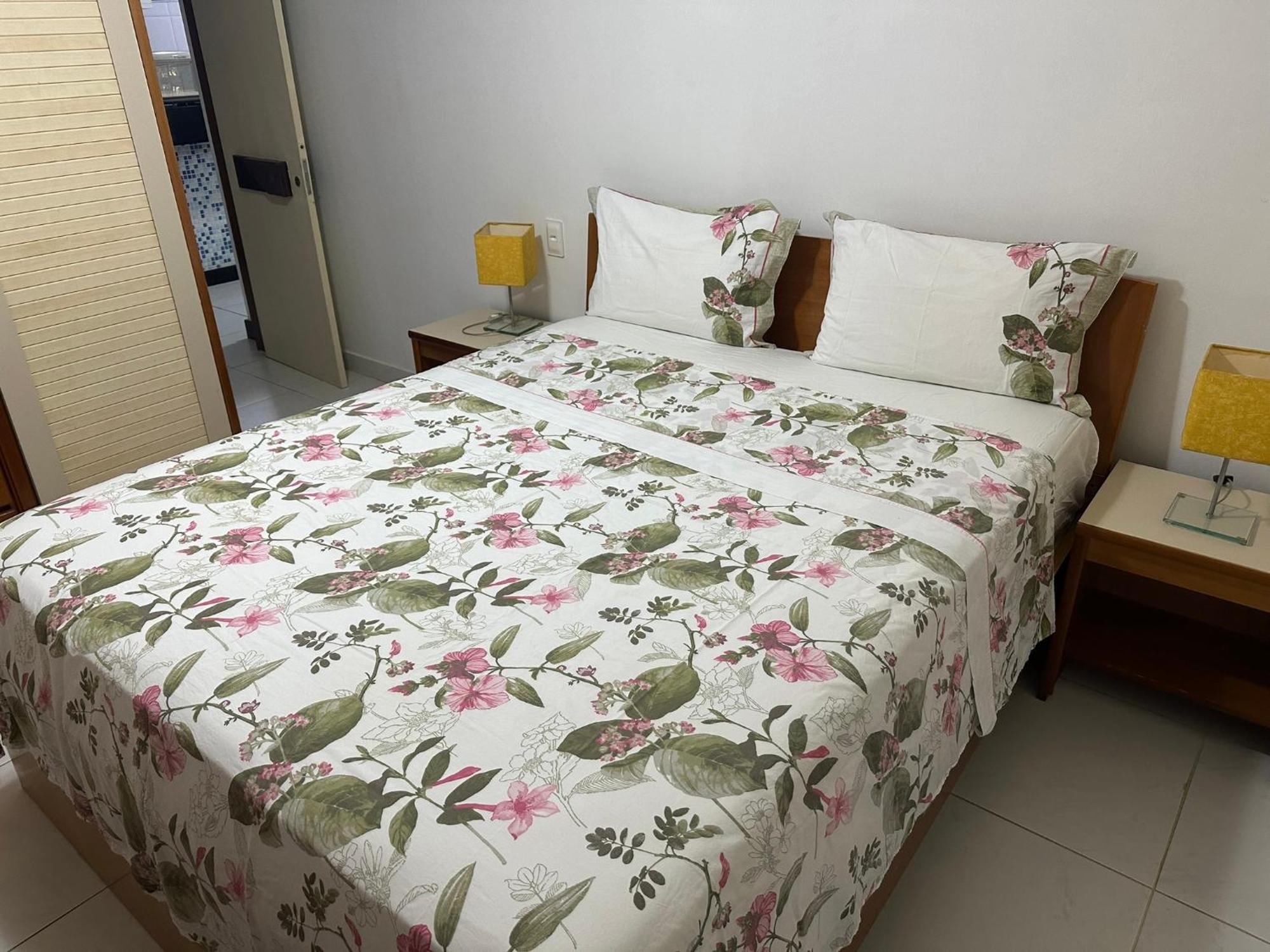 Apartment Flat Guarajuba 4 Quartos Terreo A Beira Mar - Pe Na Areia - Governanca Com Arrumadeira E Wi Fi Inclusos *