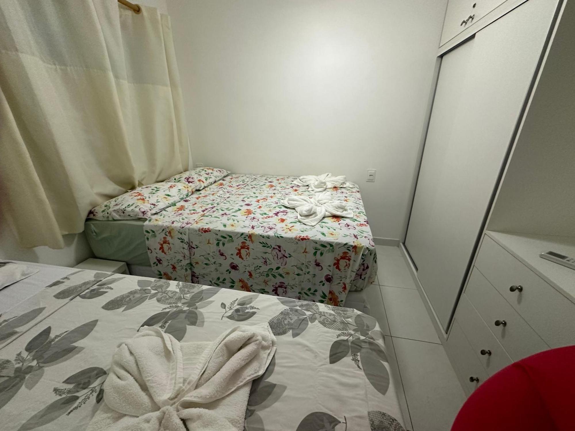 Flat Guarajuba 4 Quartos Terreo A Beira Mar - Pe Na Areia - Governanca Com Arrumadeira E Wi Fi Inclusos *