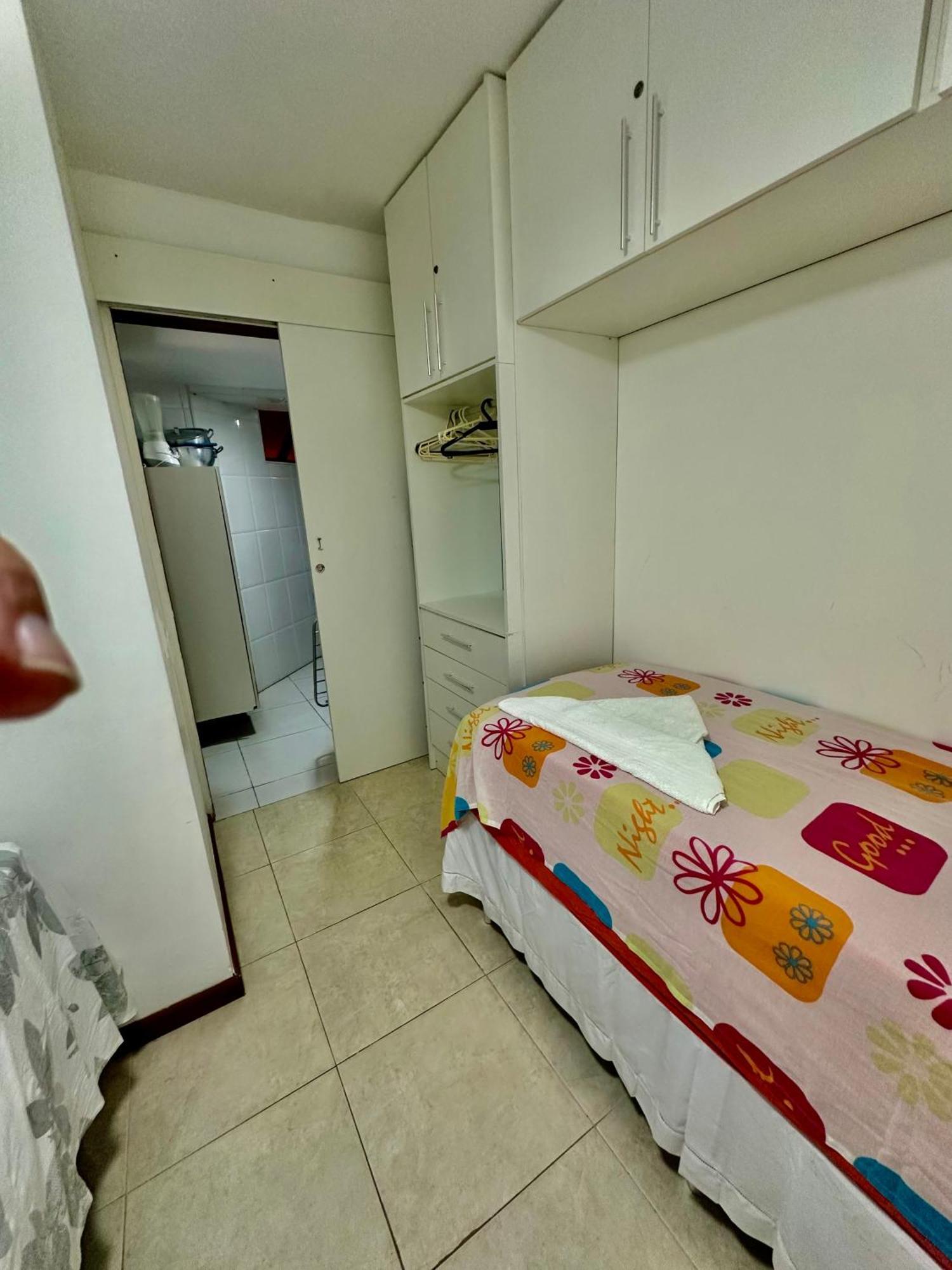 Flat Guarajuba 4 Quartos Terreo A Beira Mar - Pe Na Areia - Governanca Com Arrumadeira E Wi Fi Inclusos *